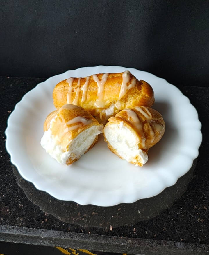 Yogurt Cream Éclair / 1 Piece